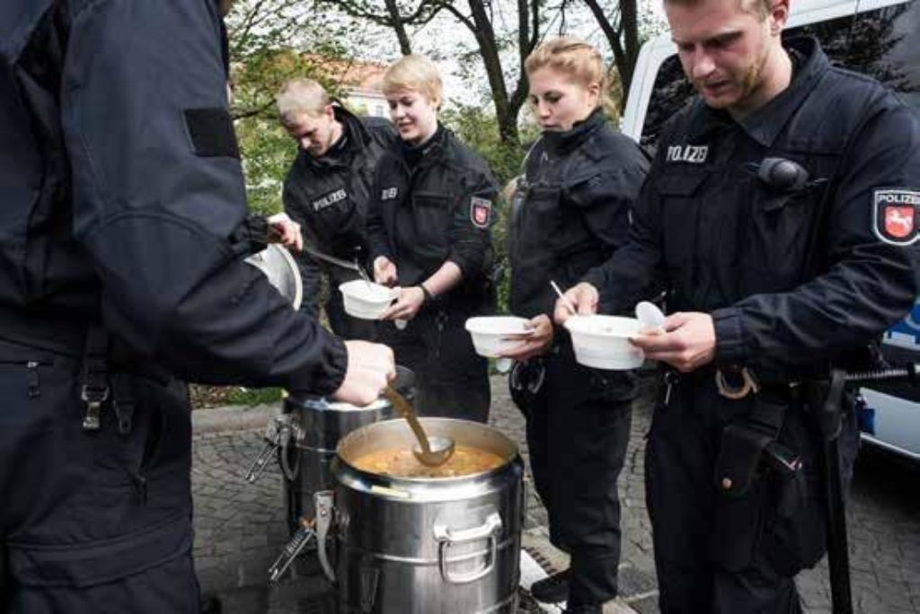 Polizisten Demo Mittag